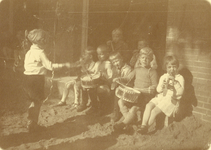 502157 Afbeelding van enkele musicerende kinderen op het schoolplein van de Fröbelschool Ondiep 63 te Utrecht.